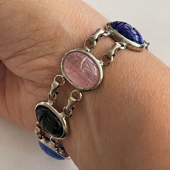 Carved lucite scarab silver tone bracelet - Picture 3 of 6